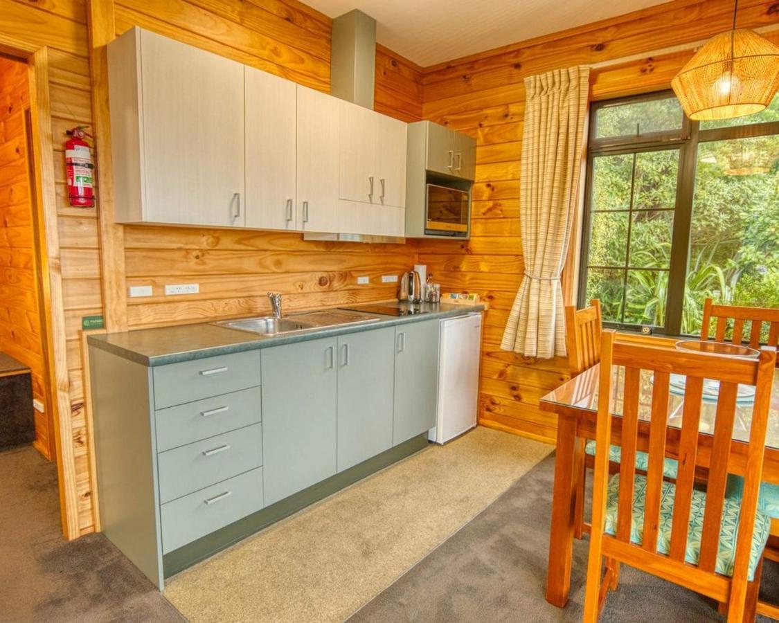 Paparoa Beach Hideaway With Hot Tub Barrytown Buitenkant foto