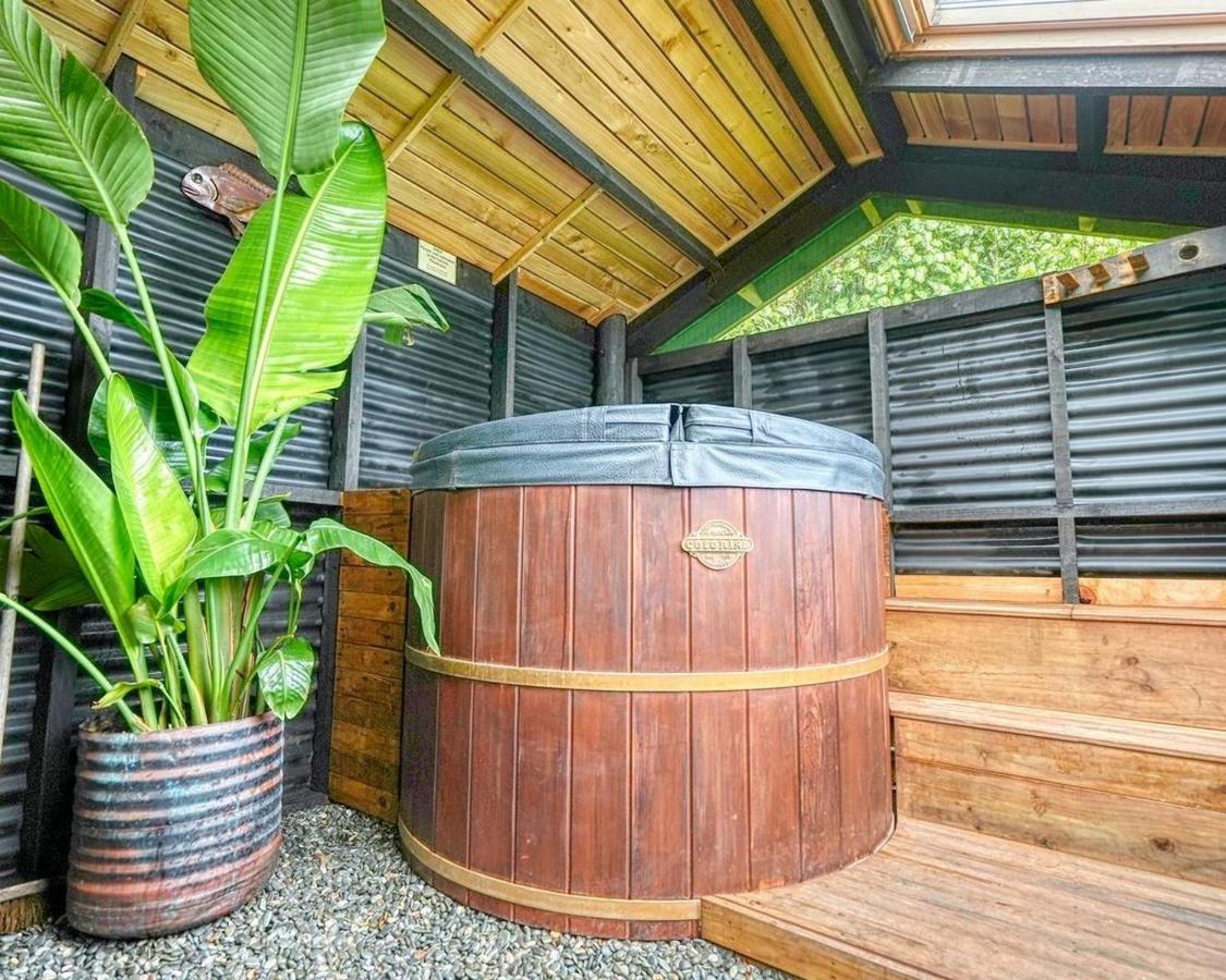 Paparoa Beach Hideaway With Hot Tub Barrytown Buitenkant foto